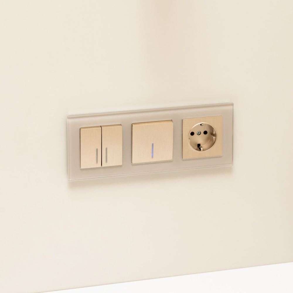 Розетка встраиваемая Werkel с заземлением и шторками Шампань рифленый W1171110 — изображение 4